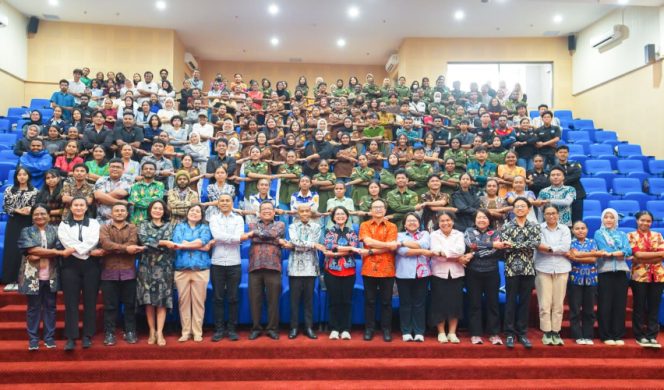
					Rektor UNCEN (delapan dari kiri) Oscar Oswald O. Wambrauw berfoto bersama narasumber eksekutif PTFI, dan seluruh mahasiswa lintas fakultas UNCEN dalam momentum kick-off Program Eksekutif Mengajar sebagai wujud nyata sinergi pendidikan untuk Papua. (Foto dok PTFI)