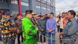 Gubernur Papua Pegunungan Jhon Tabo saat menyerahkan hewan sapi kurban dari Presiden RI kepada umat muslim di delapan kabupaten. (Foto dok: Pemprov Papua) Pegunungan
