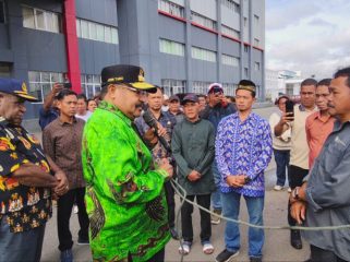 Gubernur Papua Pegunungan Jhon Tabo saat menyerahkan hewan sapi kurban dari Presiden RI kepada umat muslim di delapan kabupaten. (Foto dok: Pemprov Papua) Pegunungan
