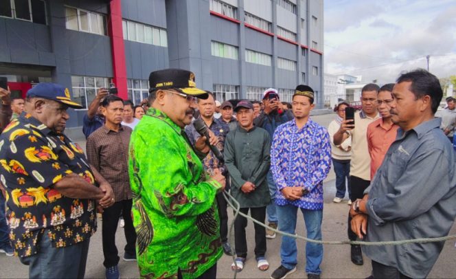 
					Gubernur Papua Pegunungan Jhon Tabo saat menyerahkan hewan sapi kurban dari Presiden RI kepada umat muslim di delapan kabupaten. (Foto dok: Pemprov Papua) Pegunungan
