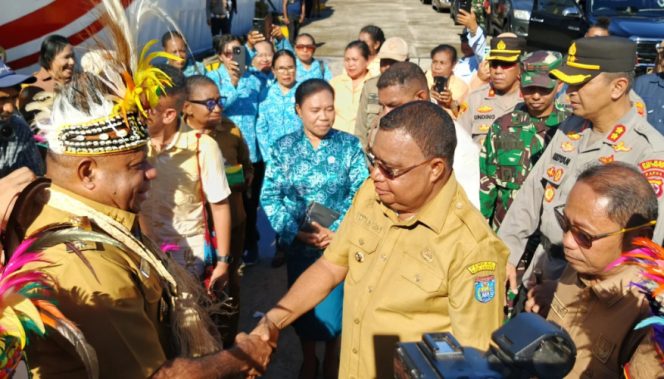 
					Gubernur Papua Matius D. Fakhiri disambut meriah dengan prosesi adat saat tiba di Kabupaten Kepulauan Yapen, Selasa, 19 Mei 2026. (Foto dok: www.kepyapenkab.go.id)