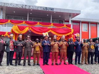 Gubernur Papua Tengah, Meki Nawipa meresmikan Guest House  Elvis Tabuni milik Pemkab Puncak Foto: Diskominfo Puncak 