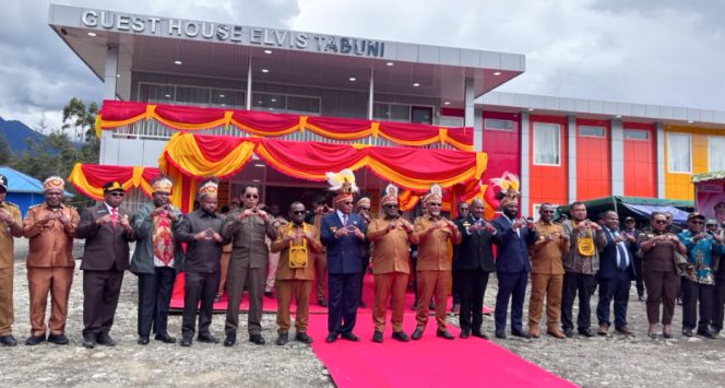 
					Gubernur Papua Tengah, Meki Nawipa meresmikan Guest House  Elvis Tabuni milik Pemkab Puncak Foto: Diskominfo Puncak 