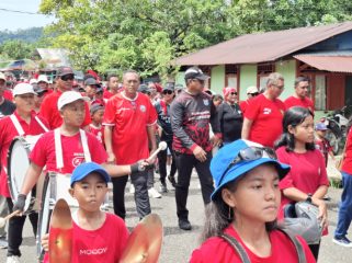Suasana Jalan Santai berhadiah oleh IKEMAL Kepulauan Yapen jelang HUT ke-209 Kapitan Pattimura di Serui. (KabarPapua.co/Ainun Faathirjal) 