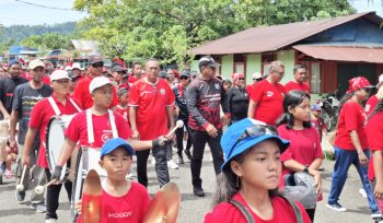 Suasana Jalan Santai berhadiah oleh IKEMAL Kepulauan Yapen jelang HUT ke-209 Kapitan Pattimura di Serui. (KabarPapua.co/Ainun Faathirjal) 