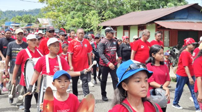 Suasana Jalan Santai berhadiah oleh IKEMAL Kepulauan Yapen jelang HUT ke-209 Kapitan Pattimura di Serui. (KabarPapua.co/Ainun Faathirjal) 