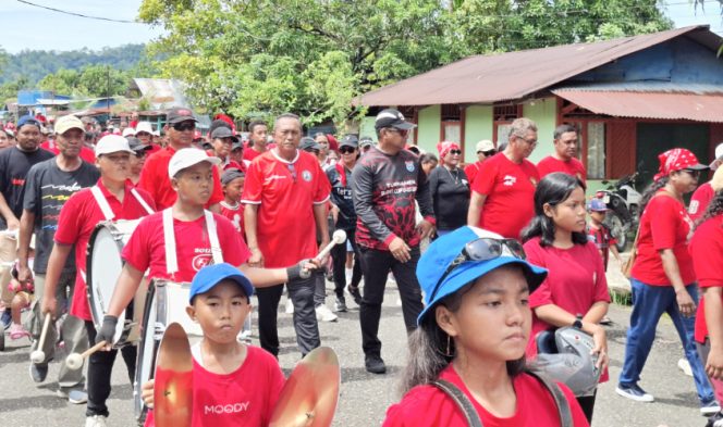 
					Suasana Jalan Santai berhadiah oleh IKEMAL Kepulauan Yapen jelang HUT ke-209 Kapitan Pattimura di Serui. (KabarPapua.co/Ainun Faathirjal) 
