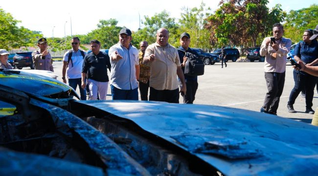 Gubernur Papua, Lukas Enembe saat meninjau langsung Stadion Lukas Enembe pasca kerusuhan. Foto: Media Gubernur Papua