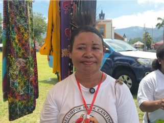 Pengrajin Batik Canting Barawaikap Yapen yang juga Ketua Panitia Pameran Batik Canting, Elisabeth Ayomi. Foto: Ainun Faathirjal/Kabarpapua.co