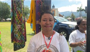 Pengrajin Batik Canting Barawaikap Yapen yang juga Ketua Panitia Pameran Batik Canting, Elisabeth Ayomi. Foto: Ainun Faathirjal/Kabarpapua.co