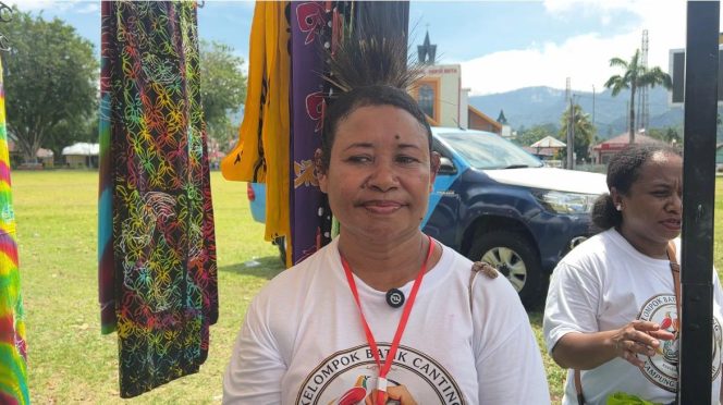
					Pengrajin Batik Canting Barawaikap Yapen yang juga Ketua Panitia Pameran Batik Canting, Elisabeth Ayomi. Foto: Ainun Faathirjal/Kabarpapua.co