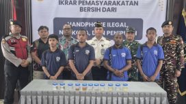 Foto bersama usai kegiatan Lapas Kelas II B Serui Deklarasi Perang terhadap Handphone Ilegal dan Narkoba. (KabarPapua.co/Ainun Faathirjal)