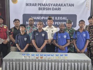 Foto bersama usai kegiatan Lapas Kelas II B Serui Deklarasi Perang terhadap Handphone Ilegal dan Narkoba. (KabarPapua.co/Ainun Faathirjal)