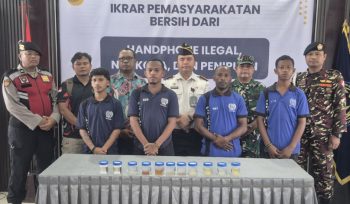 Foto bersama usai kegiatan Lapas Kelas II B Serui Deklarasi Perang terhadap Handphone Ilegal dan Narkoba. (KabarPapua.co/Ainun Faathirjal)