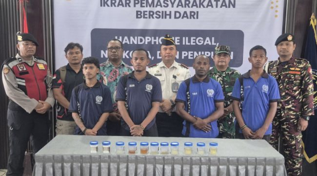 Foto bersama usai kegiatan Lapas Kelas II B Serui Deklarasi Perang terhadap Handphone Ilegal dan Narkoba. (KabarPapua.co/Ainun Faathirjal)