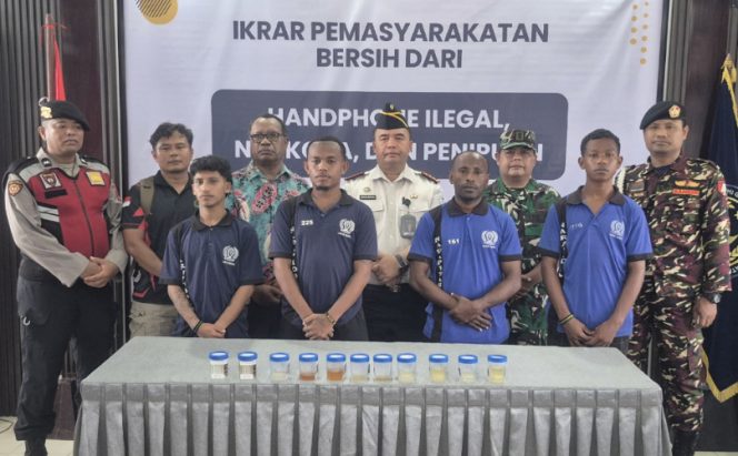 
					Foto bersama usai kegiatan Lapas Kelas II B Serui Deklarasi Perang terhadap Handphone Ilegal dan Narkoba. (KabarPapua.co/Ainun Faathirjal)