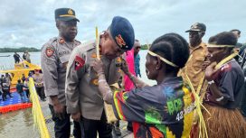 Kapolda Papua Tengah Brigjen Polisi Jeremias Rontini saat disambut pengalungan bungan oleh warga. (Foto dok: Humas Polda Papua Tengah) 