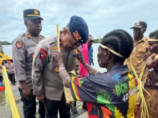Kapolda Papua Tengah Brigjen Polisi Jeremias Rontini saat disambut pengalungan bungan oleh warga. (Foto dok: Humas Polda Papua Tengah) 