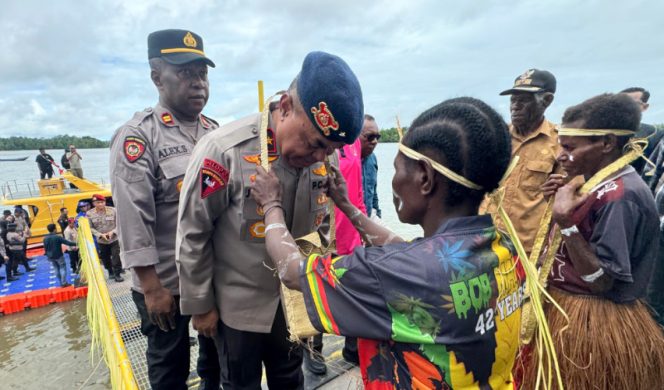 
					Kapolda Papua Tengah Brigjen Polisi Jeremias Rontini saat disambut pengalungan bungan oleh warga. (Foto dok: Humas Polda Papua Tengah) 