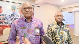 Kepala Perwakilan BKKBN Provinsi Papua, Sarles Brabar saat diwawancara wartawan di Nabire, Papua Tengah. (KabarPapua.co/Agies Pranoto)