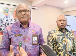 Kepala Perwakilan BKKBN Provinsi Papua, Sarles Brabar saat diwawancara wartawan di Nabire, Papua Tengah. (KabarPapua.co/Agies Pranoto)