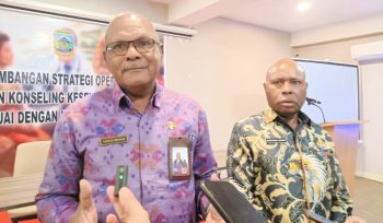 Kepala Perwakilan BKKBN Provinsi Papua, Sarles Brabar saat diwawancara wartawan di Nabire, Papua Tengah. (KabarPapua.co/Agies Pranoto)