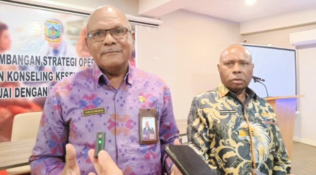 Kepala Perwakilan BKKBN Provinsi Papua, Sarles Brabar saat diwawancara wartawan di Nabire, Papua Tengah. (KabarPapua.co/Agies Pranoto)
