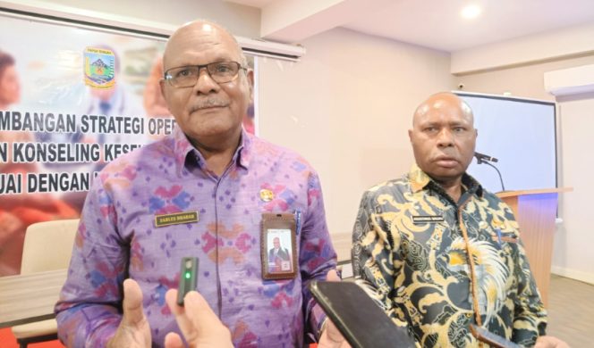 
					Kepala Perwakilan BKKBN Provinsi Papua, Sarles Brabar saat diwawancara wartawan di Nabire, Papua Tengah. (KabarPapua.co/Agies Pranoto)