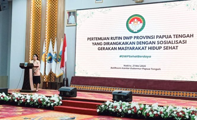 
					Ketua DPW Provinsi Papua Tengah, Meiske Silwanus Soemoele saat menghadiri pertemuan rutin DWP Provinsi Papua Tengah.  (KabarPapua.co/Agies Pranoto)