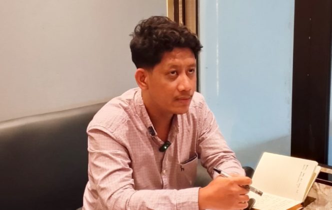 
					Axl Arlvandra selaku kuasa hukum 7 WNA asal China saat lakukan jumpa pers di Nabire, Papua Tengah, Senin, 18 Mei 2026. (KabarPapua.co/Agies Pranoto) 