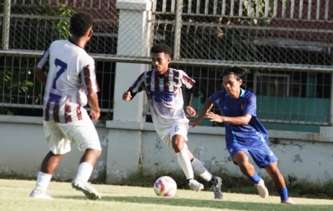 
					Tim Wamena United yang mewakili Kabupaten Jayawijaya saat berlaga dengan Tim Porprov Kabupaten Karanganyar dalam laga uji coba yang berlangsung di Surakarta. (Foto dok: Media Bupati Jayawijaya)
