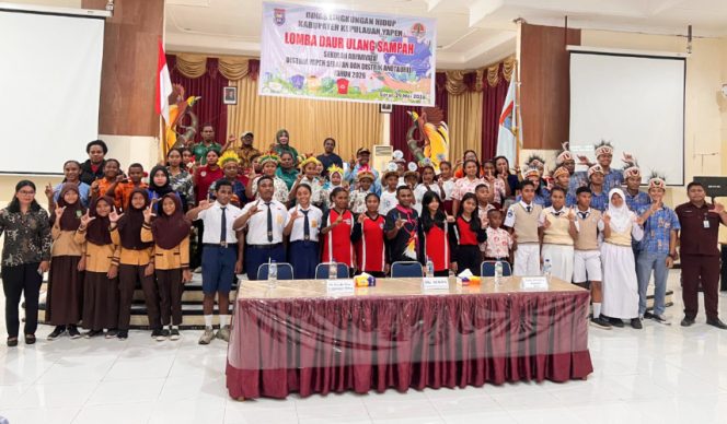 
					Foto bersama peserta dan panitia usai pembukaan Lomba Daur Ulang Sampah Sekolah Adiwiyata tingkat Distrik Yapen Selatan dan Anotaurei. (KabarPapua.co/Ainun Faathirjal)