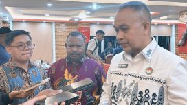 Komite Eksekutif Percepatan Pembangunan Otonomi Khusus Papua Velix Wanggai bersama Wakil Gubernur Provinsi Papua Pegunungan Ones Pahabol saat memberikan keterangan kepada awak media. (KabarPapua.co/Agris Wistrijaya)