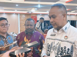 Komite Eksekutif Percepatan Pembangunan Otonomi Khusus Papua Velix Wanggai bersama Wakil Gubernur Provinsi Papua Pegunungan Ones Pahabol saat memberikan keterangan kepada awak media. (KabarPapua.co/Agris Wistrijaya)