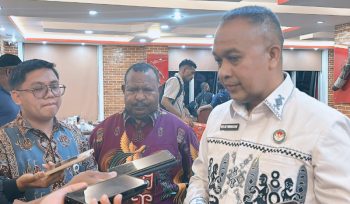 Komite Eksekutif Percepatan Pembangunan Otonomi Khusus Papua Velix Wanggai bersama Wakil Gubernur Provinsi Papua Pegunungan Ones Pahabol saat memberikan keterangan kepada awak media. (KabarPapua.co/Agris Wistrijaya)