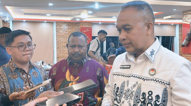 Komite Eksekutif Percepatan Pembangunan Otonomi Khusus Papua Velix Wanggai bersama Wakil Gubernur Provinsi Papua Pegunungan Ones Pahabol saat memberikan keterangan kepada awak media. (KabarPapua.co/Agris Wistrijaya)