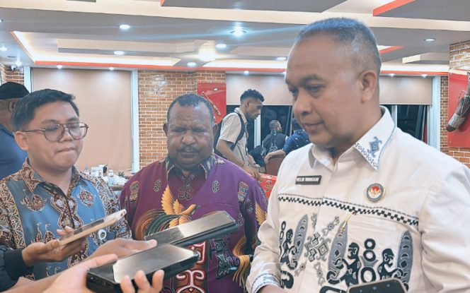 
					Komite Eksekutif Percepatan Pembangunan Otonomi Khusus Papua Velix Wanggai bersama Wakil Gubernur Provinsi Papua Pegunungan Ones Pahabol saat memberikan keterangan kepada awak media. (KabarPapua.co/Agris Wistrijaya)