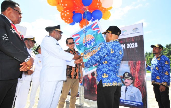 
					Peluncuran Program Orang Raja Ampat Hidup Sejahtera di Usia Senja (ORISUN) secara simbolis pada perayaan HUT ke-23 Kabupaten Raja Ampat oleh Bupati Raja Ampat, Orideko Iriano Burdam. (Foto dok: IST)