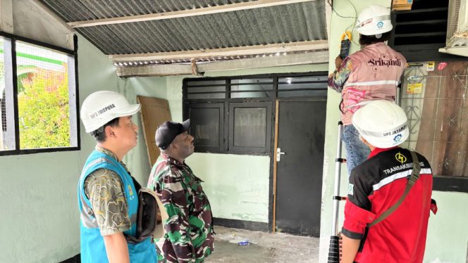 
					Tim gabungan menginspeksi kelayakan instalasi listrik pada 17 kompleks rumah dinas prajurit TNI. (Foto PLN Papua)