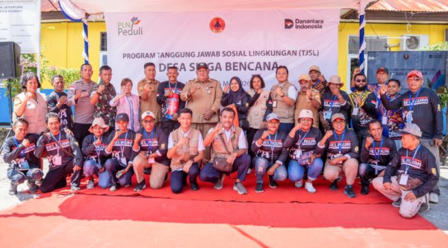 Foto bersama usai kegiatan pembekalan keterampilan manajemen risiko dan pertolongan pertama yang dilaksanakan PLN dalam Program Tanggung Jawab Sosial Lingkungan (TJSL) Desa Siaga Bencana di  wilayah pesisir Hamadi, Kota Jayapura. (Foto dok PLN) 
