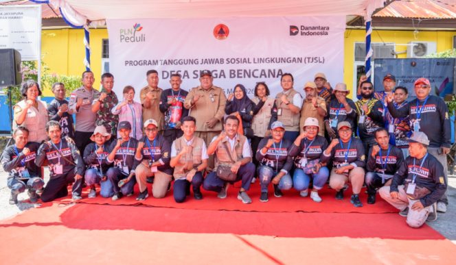 
					Foto bersama usai kegiatan pembekalan keterampilan manajemen risiko dan pertolongan pertama yang dilaksanakan PLN dalam Program Tanggung Jawab Sosial Lingkungan (TJSL) Desa Siaga Bencana di  wilayah pesisir Hamadi, Kota Jayapura. (Foto dok PLN) 
