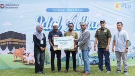 PLN UIW PPB serahkan hewan kurban kepada penerima manfaat. (Foto dok: PLN UIW PPB)