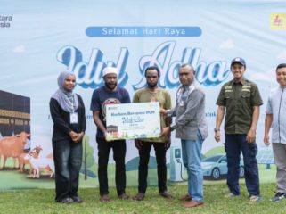 PLN UIW PPB serahkan hewan kurban kepada penerima manfaat. (Foto dok: PLN UIW PPB)