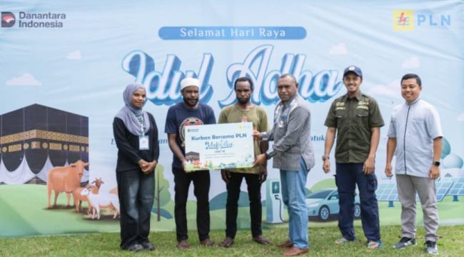 PLN UIW PPB serahkan hewan kurban kepada penerima manfaat. (Foto dok: PLN UIW PPB)
