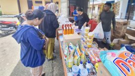 Kegiatan pasar murah HIKMAS Kepualauan Yapen di lokasi Bandar Udara Sudjarwo Tjondronegoro, Serui. (KabarPapua.co/Ainun Faathirjal)