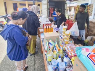 Kegiatan pasar murah HIKMAS Kepualauan Yapen di lokasi Bandar Udara Sudjarwo Tjondronegoro, Serui. (KabarPapua.co/Ainun Faathirjal)
