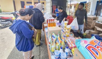 Kegiatan pasar murah HIKMAS Kepualauan Yapen di lokasi Bandar Udara Sudjarwo Tjondronegoro, Serui. (KabarPapua.co/Ainun Faathirjal)