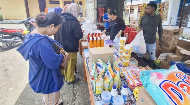 Kegiatan pasar murah HIKMAS Kepualauan Yapen di lokasi Bandar Udara Sudjarwo Tjondronegoro, Serui. (KabarPapua.co/Ainun Faathirjal)