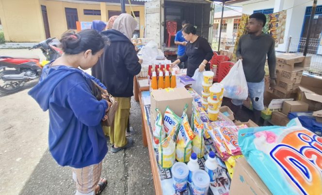 
					Kegiatan pasar murah HIKMAS Kepualauan Yapen di lokasi Bandar Udara Sudjarwo Tjondronegoro, Serui. (KabarPapua.co/Ainun Faathirjal)