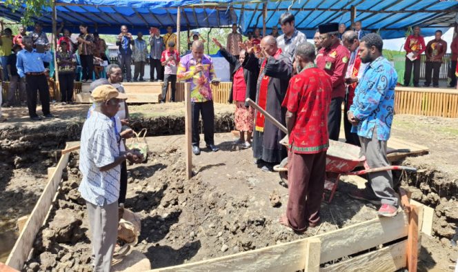 
					Prosesi peletakan batu pertama pembangunan Tugu Peringatan 100 Tahun Pekabaran Injil di Randawaya II, Warironi, Kabupaten Kepulauan Yapen. (KabarPapua.co/Ainun Faathirjal)